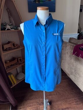 Columbia PFG sleeveless fishing shirt in mid blue, size L.